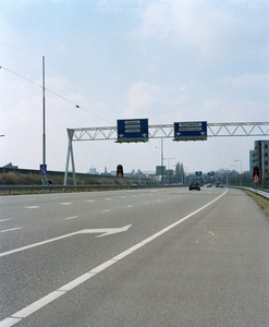 828214 Afbeelding van de richtingborden ''Stadion-Centrum-Lunetten en Rijnsweerd-Wittevrouwen boven de Rijksweg A28 te ...
